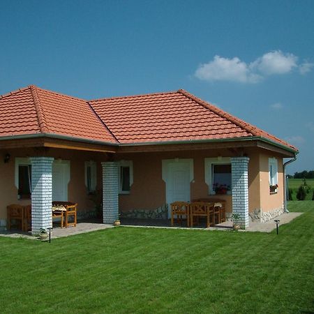Horvathapartman Buk Exterior photo